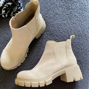 Steve Madden Howler Bootie Size 8.5